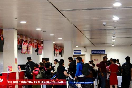 Khách qua lại sân bay Tân Sơn Nhất tấp nập trong ngày thứ 3 kỳ nghỉ lễ