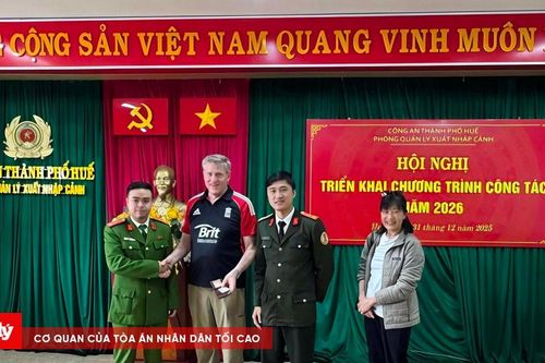 Du khách Mỹ nhận lại tài sản đánh rơi tại Đại Nội Huế