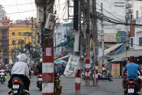Cột điện án ngữ giữa tuyến đường được mở rộng gấp 4 lần ở nội đô TPHCM