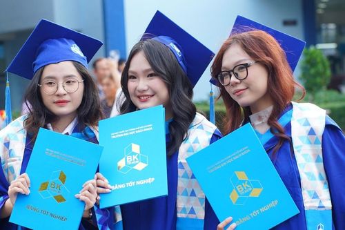 Cứ 10 sinh viên Trường Bách khoa TPHCM thì chỉ 4 em ra trường đúng hạn