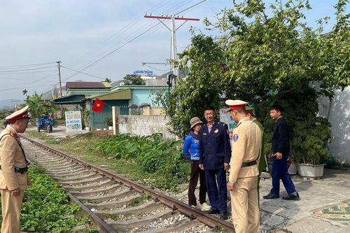Gia đình nổi lửa nướng đồ ăn trên đường sắt ở Quảng Ninh, đăng TikTok, bị CSGT xử phạt