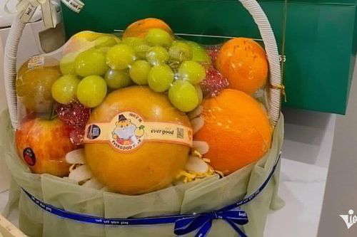 Giỏ quà đầu năm của thông gia giàu khiến gia đình nghèo 'trút bỏ gánh nặng'