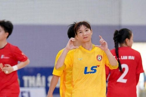 Thùy Trang và Tuyết Dung cùng ghi bàn trong màn so tài lịch sử tại giải Futsal nữ 2025
