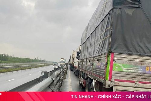 3 xe tông nhau, cao tốc qua Hà Tĩnh tắc nhiều km
