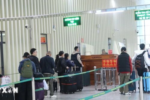 Cửa khẩu quốc tế Hữu Nghị sôi động xuất, nhập cảnh đầu năm