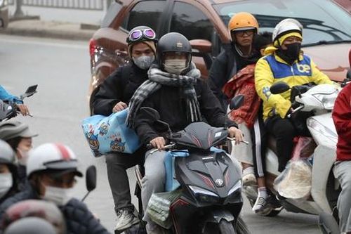 Chưa hết kỳ nghỉ, người dân đã ùn ùn trở lại Hà Nội