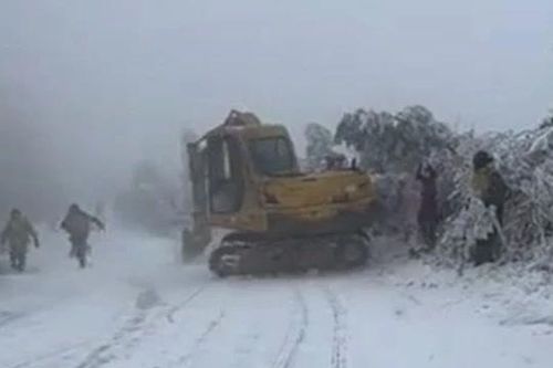 Máy xúc mất lái, trượt trên đường băng, du khách hoảng loạn tháo chạy