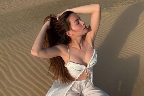 Hồ Ngọc Hà mặc đồ xuyên thấu mỏng tang, khéo khoe vóc dáng 'mẹ ba con'