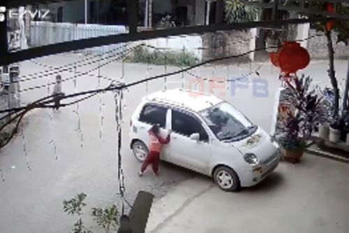 Ô tô bất ngờ tự lùi dốc, cuộc hội thoại của 3 bé trai trở thành tâm điểm chú ý
