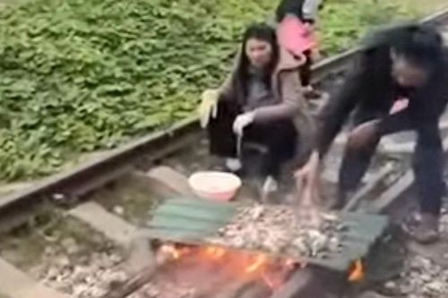 Quảng Ninh: Xử phạt đôi vợ chồng nướng thực phẩm trên đường sắt