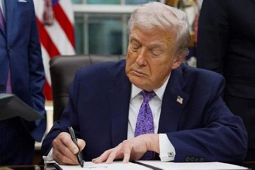 Tổng thống Mỹ Donald Trump chặn thương vụ mua bán chip vì lo ngại an ninh