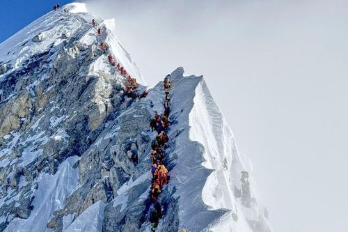 Núi Everest quá tải du lịch, chính phủ Nepal đã vào cuộc
