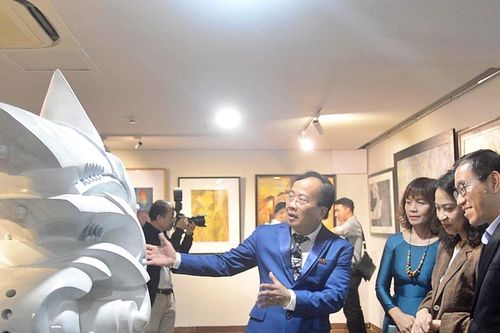 'Ngắm' ký ức qua điêu khắc