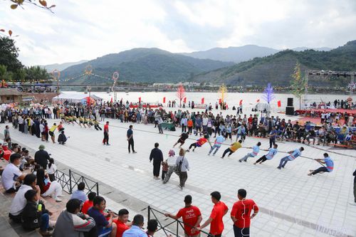 Sôi nổi thi đấu thể thao tại Lễ hội Đua thuyền đuôi én