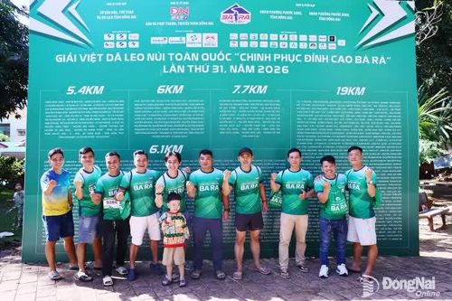 [Chùm ảnh] Giải Việt dã leo núi toàn quốc 'Chinh phục đỉnh cao Bà Rá' lần thứ 31: Vận động viên sẵn sàng những bước chạy thần tốc