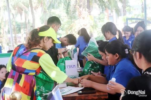 Các vận động viên nhận race kit, sẵn sàng chinh phục đỉnh cao Bà Rá