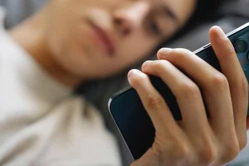 Vừa tỉnh giấc đã cầm điện thoại, nguy cơ tiềm ẩn