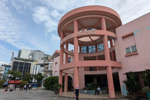 TPHCM trưng dụng sân khấu Sen Hồng làm bãi giữ xe cho khách đi Metro số 1