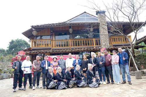 Khâu Tràng rộn ràng đón khách đầu năm