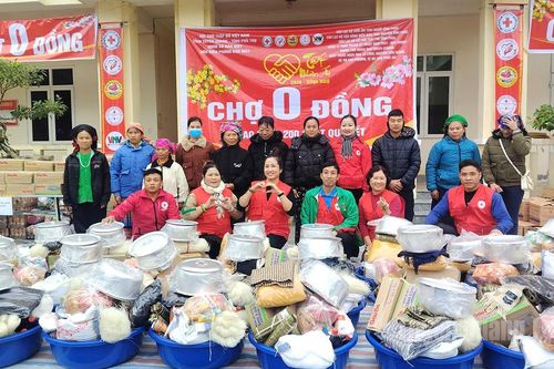 Trao 200 suất quà tại Chợ 'Tết 0 đồng' xã Bản Máy