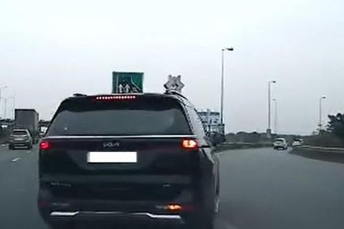Ô tô 7 chỗ chuyển làn ẩu, suýt gây tai nạn giao thông