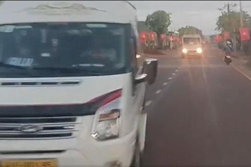 Gia Lai: Video hiện trường vụ hai xe 16 chỗ tạt đầu xe khách
