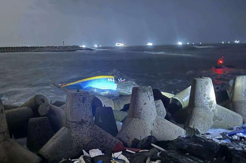 Sóng lớn đánh chìm tàu cá ở La Gi, 1 thuyền viên mất tích