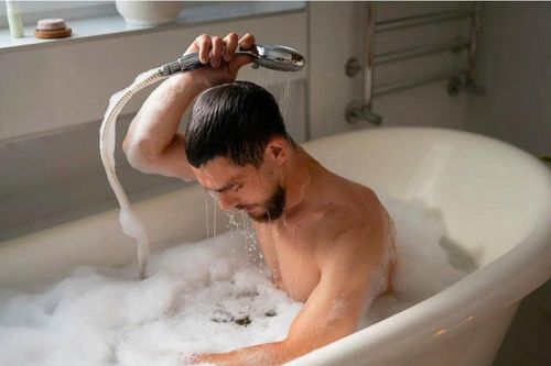 Tắm nước nóng thường xuyên mùa đông: Cảnh báo với sức khỏe sinh sản nam giới