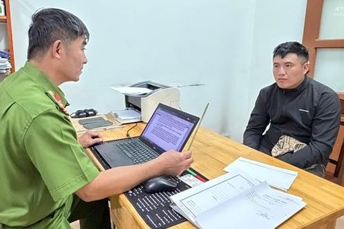 Tạm giữ nam thanh niên dùng đũa tấn công tài xế taxi khi đang lưu thông