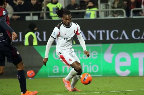 AC Milan tạm chiếm ngôi đầu Serie A