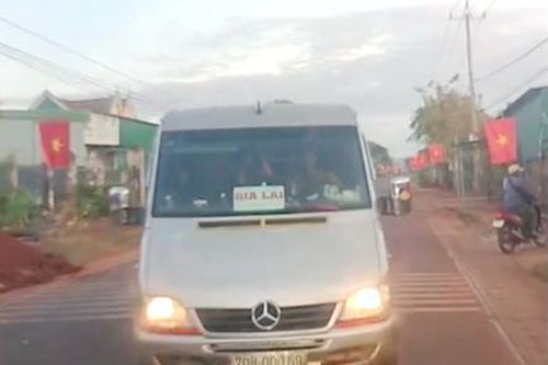 Xác minh vụ 2 xe khách 16 chỗ 'tạt đầu', chặn xe trên quốc lộ