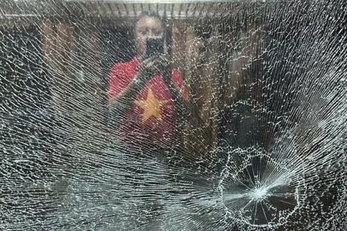 TPHCM: Xử lý 2 thiếu niên ném đá làm vỡ kính tàu hỏa chở khách SE5