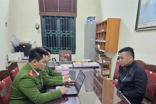 Bắt đối tượng tàng trữ vũ khí quân dụng đe dọa người thân