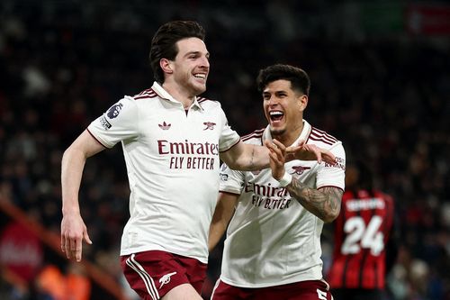 Arsenal hơn Man City 7 điểm