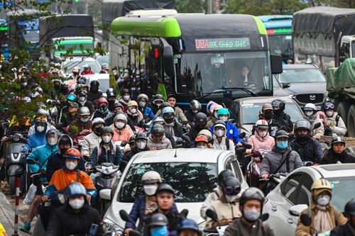 Dòng người ùn ùn trở lại thành phố sau kỳ nghỉ Tết Dương lịch