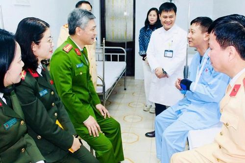 Không chấp hành hiệu lệnh, người đàn ông tông xe làm CSGT bị thương