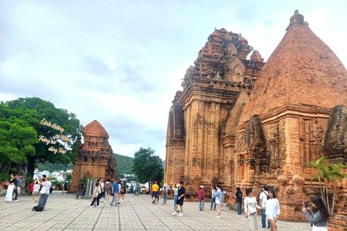 Tháp Bà Pô Nagar đón hơn 21.000 lượt khách dịp Tết Dương lịch