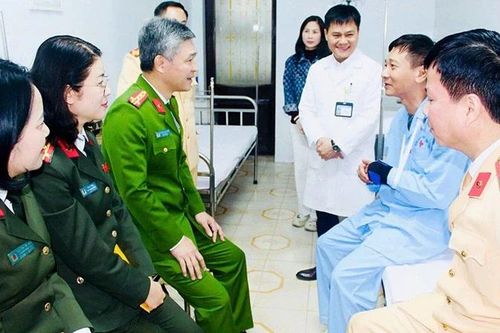 Chấp hành nghiêm hiệu lệnh của người chỉ huy giao thông