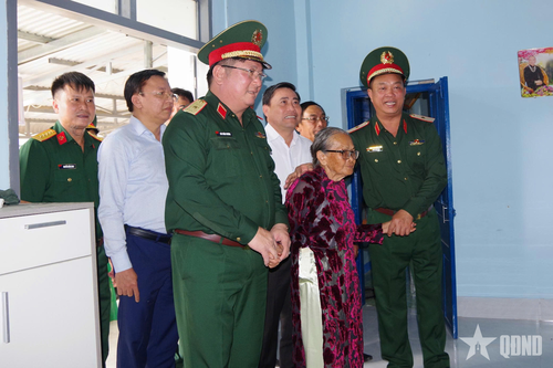 Quân khu 5 bàn giao nhà cho nhân dân vùng lũ tại Khánh Hòa