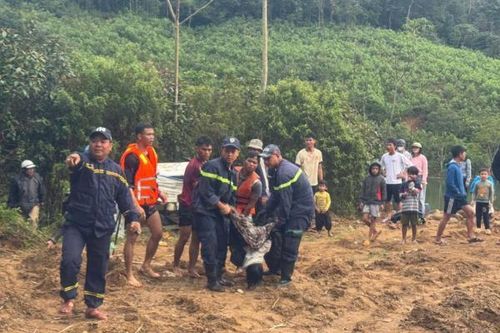 Lật ghe chở 7 người qua sông ở Nam Trà My khiến 1 người tử vong