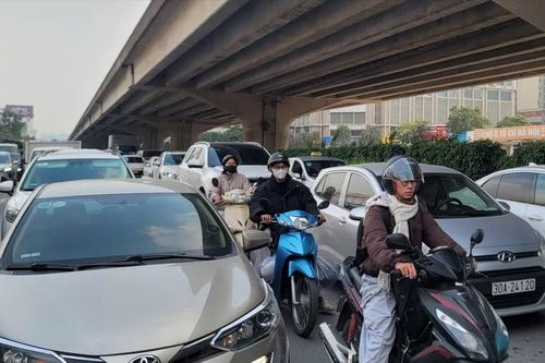 Hà Nội: Nhiều tuyến đường ùn tắc, bến xe đông đúc