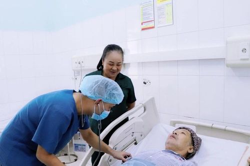 Cứu sống người đàn ông 59 tuổi thủng dạ dày do lạm dụng thuốc giảm đau