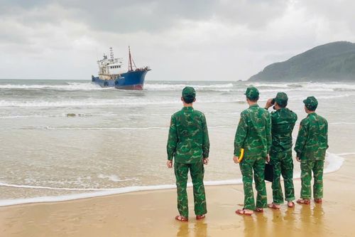Quảng Ngãi: Phát hiện tàu nước ngoài trôi dạt trên biển