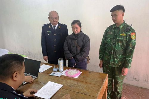 Bắt giữ vụ vận chuyển trái phép trang sức bạc qua biên giới