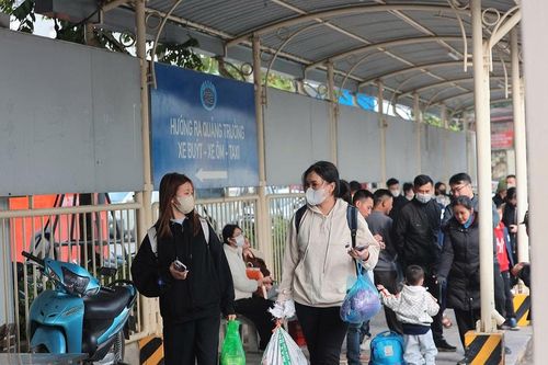 Kết thúc kỳ nghỉ, dòng người ùn ùn trở lại Hà Nội sau Tết Dương lịch