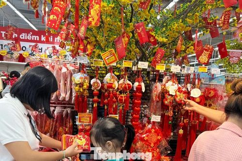 'Biển người' xếp hàng dài chờ ăn uống, mua sắm dịp nghỉ Tết Dương lịch