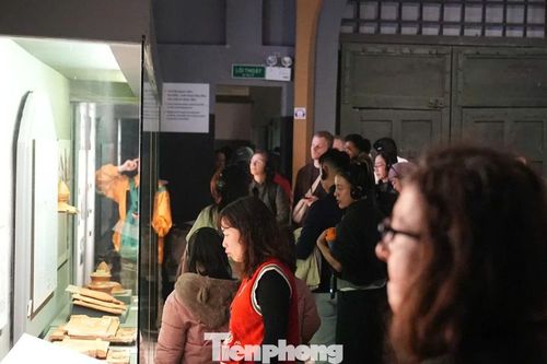 Dòng người đổ về các di tích Hà Nội