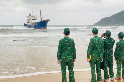 Tàu 'ma' trôi dạt, mắc cạn ở vùng biển Quảng Ngãi