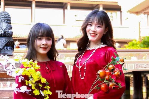 Bạn trẻ Đà Nẵng xúng xính áo dài chụp ảnh Tết