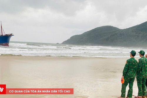 Phát hiện tàu sắt trôi dạt vào bờ biển